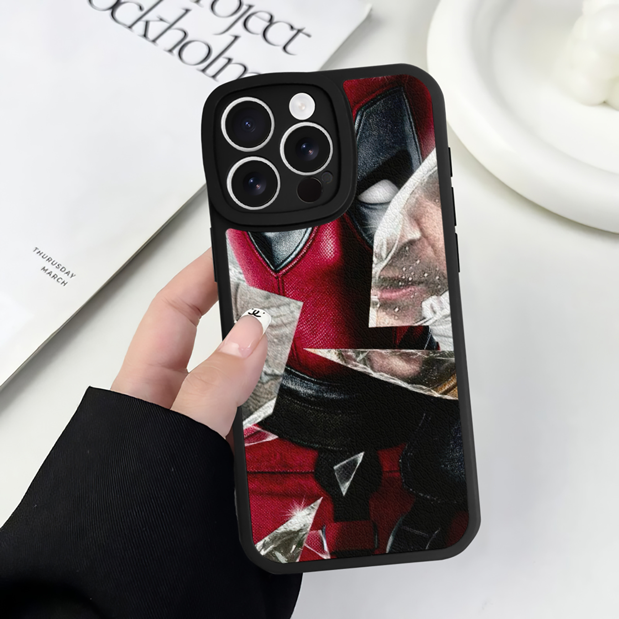 （画像用） Deadpool デッドプール 【iPhone 16シリーズ対応】シリコンスマホケース（レザー調） 材質：シリコン